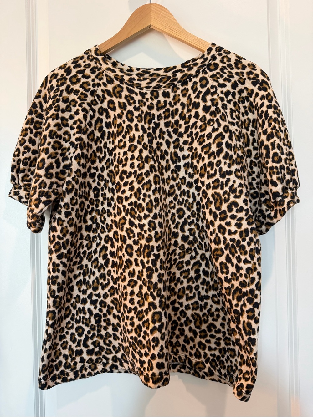 Velvet by Graham &‎ Spencer Leopard Print Short Sleeve Sweatshirt Top Large USA